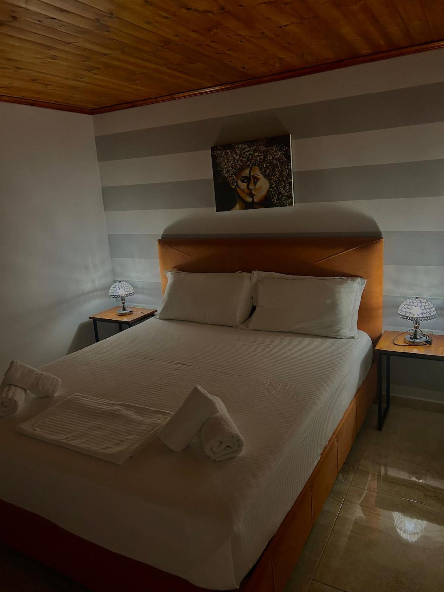 Crown Deluxe Apartments Sarandë 外观 照片